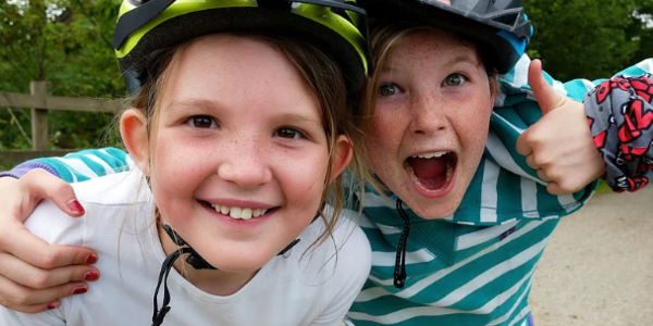 Twee meisjes met fietshelmen